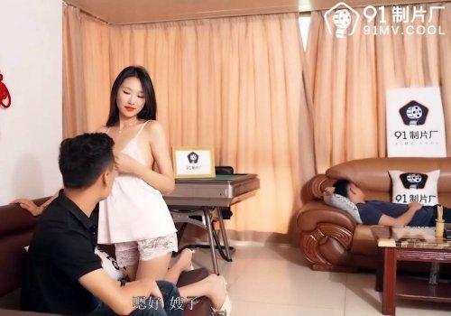 Chán chồng yếu sinh lý đành gạ em trai địt thỏa mãn