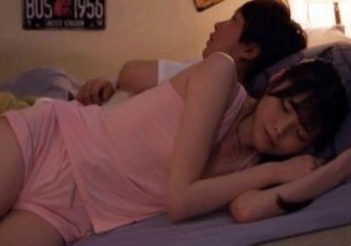 Cô bạn thân ngủ chung giường mặc đồ rất gợi cảm