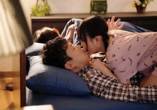 Con gái riêng của vợ lén lút sang phòng gạ gẫm chịch