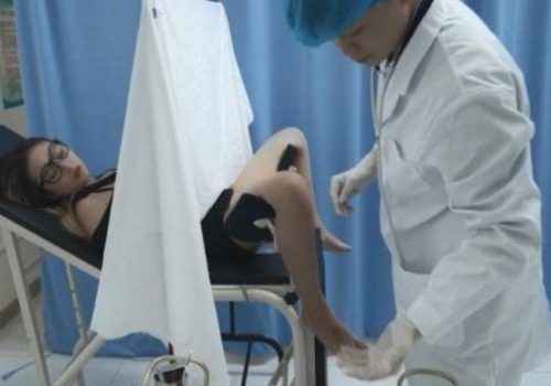 Em tuổi teen đi khám bướm gặp bác sĩ nứng lão già