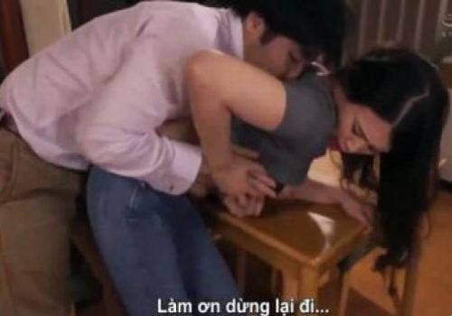 Không thể cưỡng lại cặp mông nóng bỏng của em hàng xóm