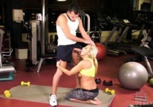 Vợ lồn to nứng ra ngoài tập gym cùng trai trẻ